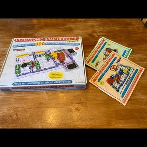 Electronic snap circuits build over 300 projects